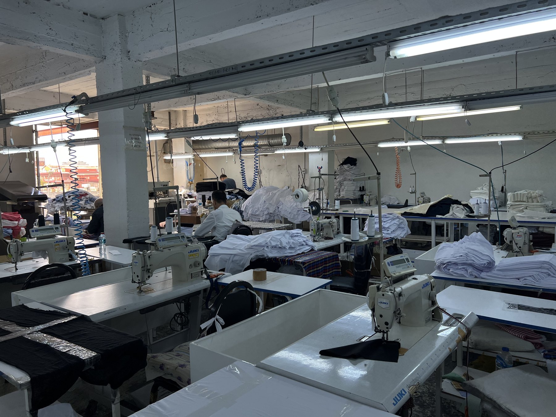 SULUN MEDICAL Bursa üretim merkezindeki dikiş makineleri, üretim ekibi ve hazırlanan ürünler